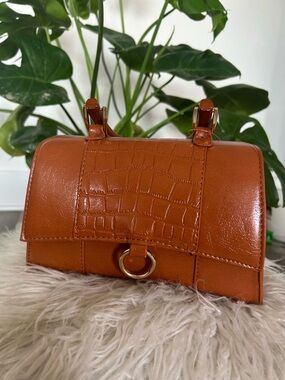 Women’s Tan Croc-Embossed Leather Shoulder Bag